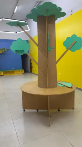 Arvore Mesa espaço infantil.