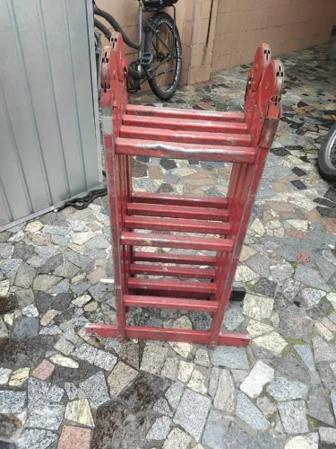 Escada dobrável alumínio c/ 12 degraus