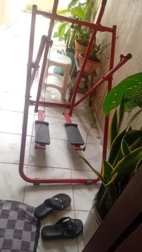 Aparelho de academia inciando caminhada ,celular * Carmem.