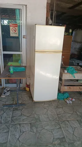 Uma geladeira Consul , 360 LTS,em ótimo estado de serviço, 8 anos de uso, valor 550.