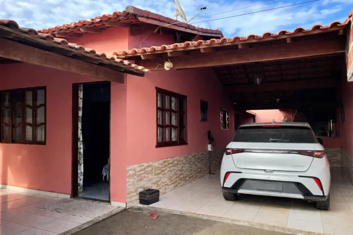 Vendo esta casa toda colonial de brinde ainda leva um terreno 8x15