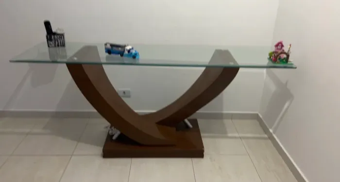 IMPERDÍVEL - Aparador de Sala com Tampo de Vidro Bisotê - Design Moderno em V