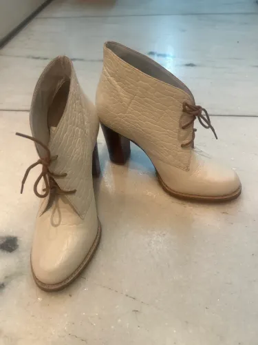 Bota de couro cano curto branca excelente estado TAM 37