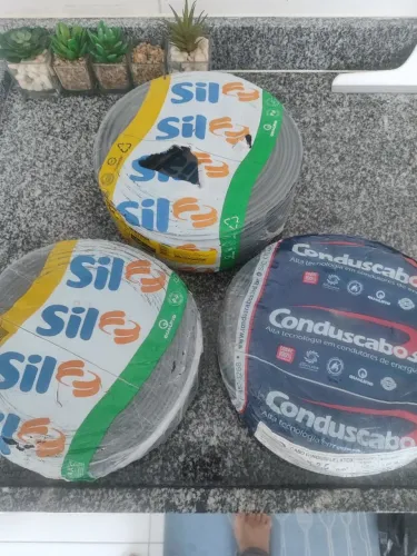 Vendo 3 peças de fio sendo 1 de 6mm e 2 de 2,5mm da marca Sil e conduscabo por 780 as tre