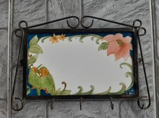 Porta-chaves ou cabideiro em ferro forjado e azulejo com pintura manual 27cm x 40cm