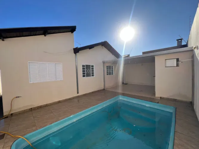 Excelente casa com piscina em condomínio fechado 