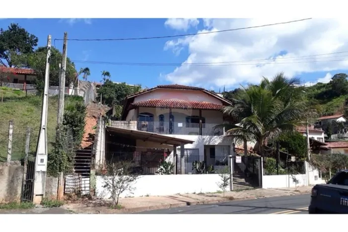 IMÓVEL COM CASA PRINCIPAL + 2 ESPAÇOS INDEPENDENTES IDEAL PARA RENDA OU FAMÍLIA GRANDE