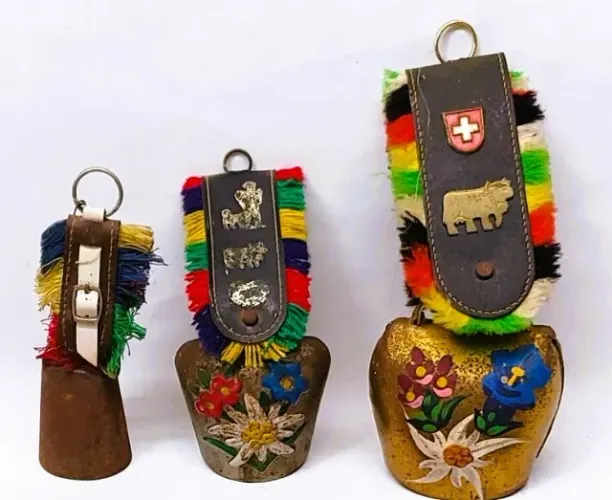Antigo Trio de Sinos chocalho Litografia - Dito Sino de Vaca Procedência Suiça *Descrição