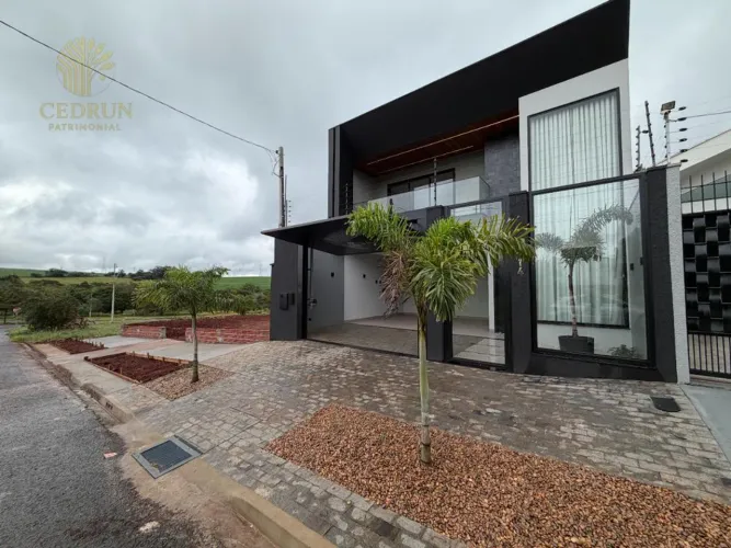 Sobrado à venda em Maringá, Jardim Munique, com 4 quartos, 261 m², alto padrão com piscina