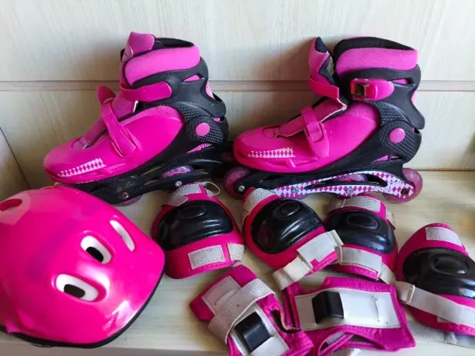 Patins Roller  n. 37-40 ajustável  em Linha 4  c/ todos os equipamentos de proteção .