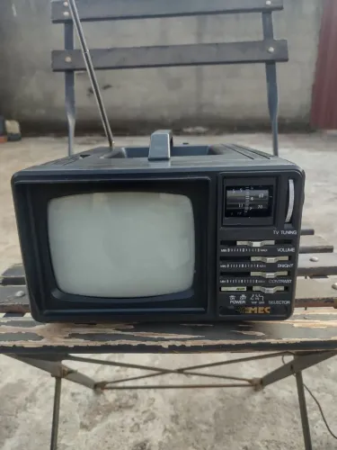 Tv portátil antiga preto e branco