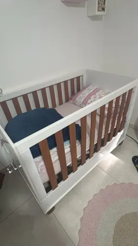Berço de bebê com colchão