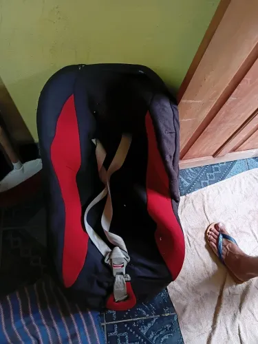 Vendo uma cadeirinha de bebê idade ater 6 anos