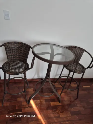 Mesa Bistrô com 2 Banquetas em Junco Sintético Alumínio