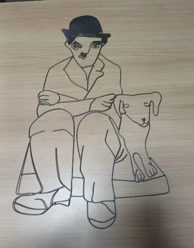 Escultura artesanal em arame do Charlie Chaplin