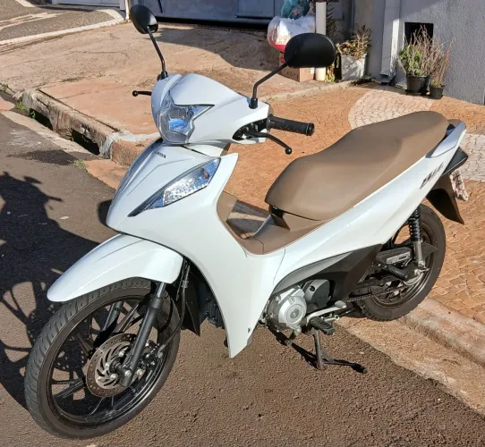 Honda biz 125 ano 24/25 único dono sem detalhes com 5.400 km rodados .