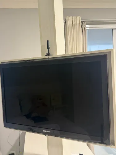 TV de 40? tela plana marca Samsung (não é Smart TV).