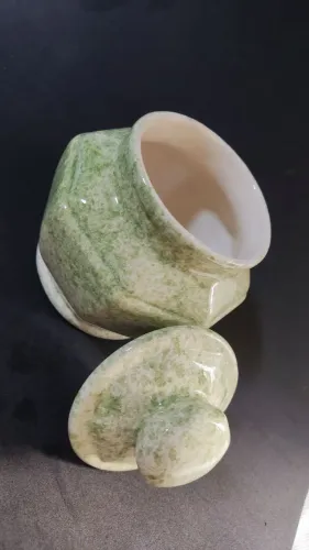 Potes de vidro e cerâmica decorativos