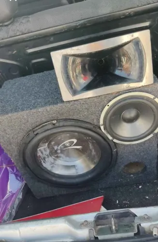Vendo caixa de som automotivo com 2 falante e uma corneta