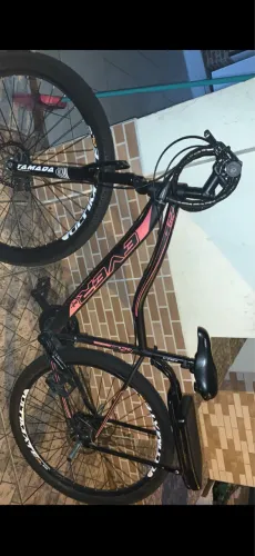 bicicleta de alumínio da marca Ever, modelo aro 29 na cor preto com detalhes rosa
