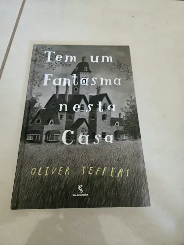livro Tem Um Fantasma Nesta Casa