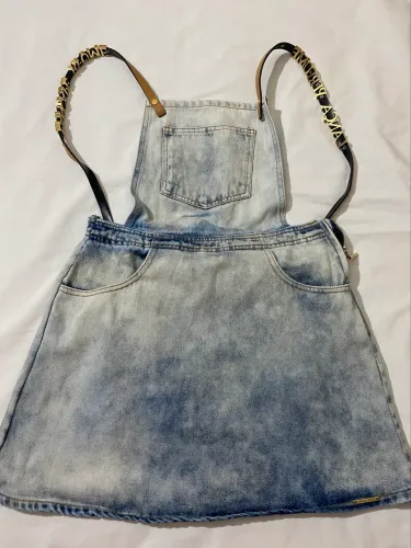 Jardineira saia jeans lança perfume TAM 42