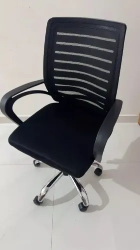 Cadeira de Escritório Giratória Mesh Preta - Base Cromada com Rodízios