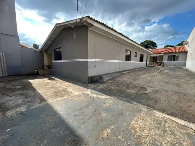 Aluga-se casa de fundo na Avenida Paissandu, 478 - Zona 03 - Maringá-PR.