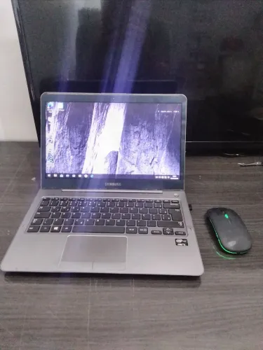 Notebook Samsung i5 HD 500gb 8gb RAM bateria funcionando marcas de uso leia