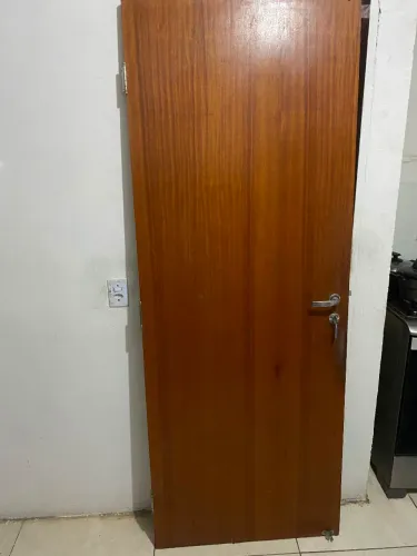 Vende-se porta de uso interno 2,10m x 80 cm largura