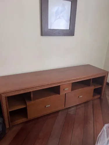 Rack baixo de madeira para quarto ou sala