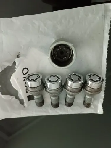 Parafuso anti furto para linha jeep, Fiat e Dodge, original Mopar