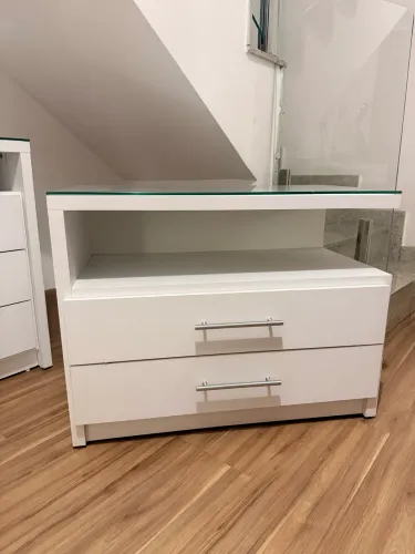 Mesa de cabeceira com tampo de vidro