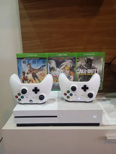 Xbox one s 500gb 2 controle 3 jogos passo cartão até 12x com juros
