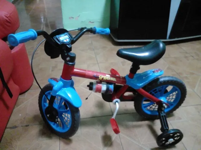 Bicicleta para criança do homem aranha