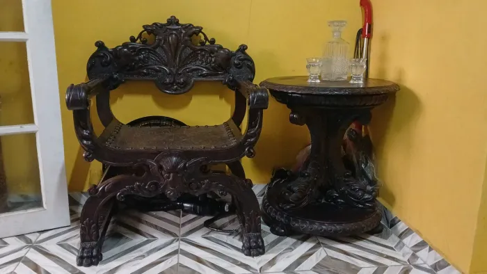 Conjunto de reliquia: caseira savonarola e mesa entalhada em madeira maciça