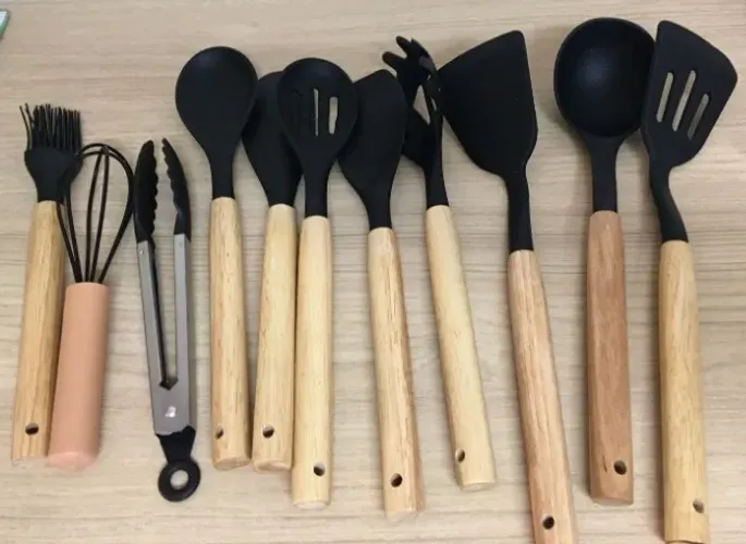 Talheres de Silicone Cabo Madeira Preto 11 peças - NOVO