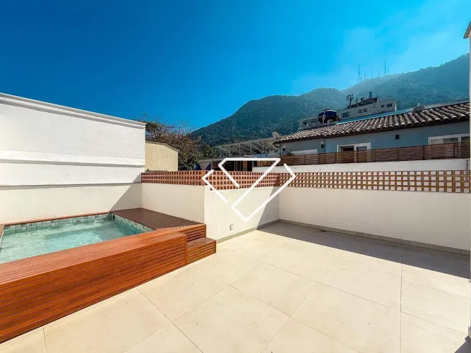 Casa totalmente reformada á venda no Jardim Botanico l 320 m2 l 3 Suítes