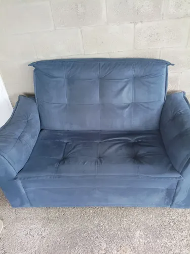 Sofá azul marinho 2 lugares em bom estado Valor 180,00 R$. Whatts: *