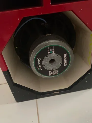 Som automotivo tipo paredão.