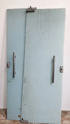 Portas de Vidro Temperado 10mm c/ Puxador Inox e Fechadura - Semi Novas