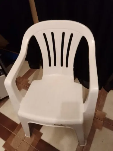 Cadeira de Plástico Branca com Braço - Resistente e Bem Conservada