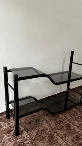 Estante de vidro e ferro