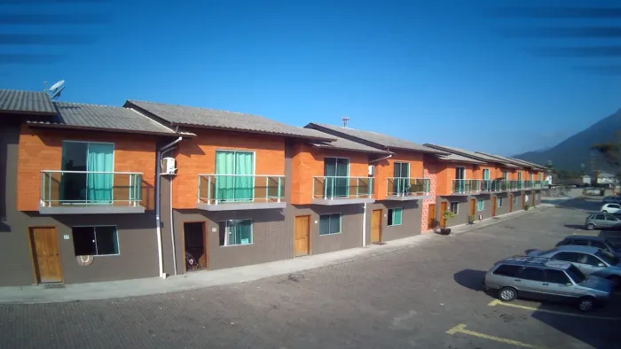 Alugo linda casa geminada