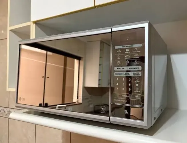 Microondas LG 30 litros frente espelhada funcionando normal