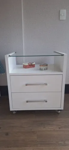Mesa de cabeceira em mdf especial com prateleira em vidro 5 mm e rodízios de silicone