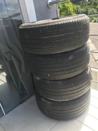Pneu Michelin 205/50 R 17 usado em um bom estado 