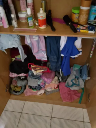 Vende _ se uma guarda roupa
