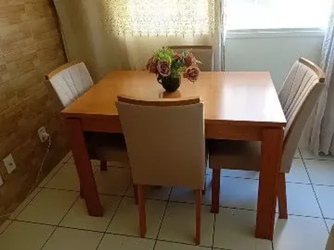 Mesa com 4 cadeiras