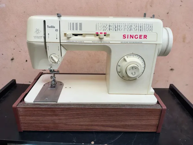 Máquina de costura Singer facilita